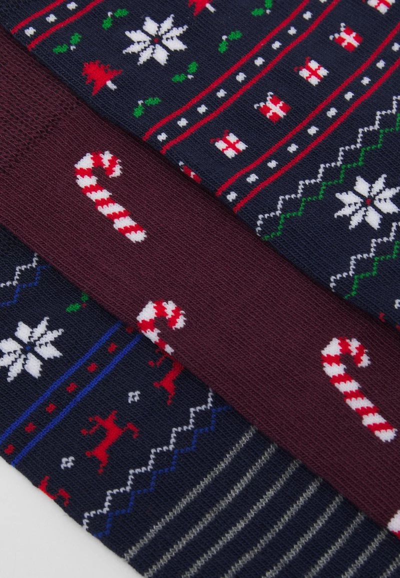 Pier One Hombre XMAS GIFT BOX 3 PACK - Calcetines - Dark Blue/bordeaux/red 5 Pier One Hombre XMAS GIFT BOX 3 PACK - Calcetines - Dark Blue/bordeaux/red - Imagen 3