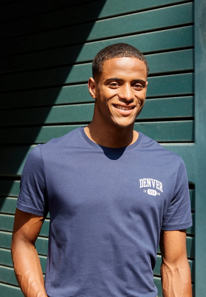 Pier One Hombre GRAPHIC T-SHIRT - Camiseta Estampada - Dark Blue 5 Pier One Hombre GRAPHIC T-SHIRT - Camiseta Estampada - Dark Blue - Imagen 3