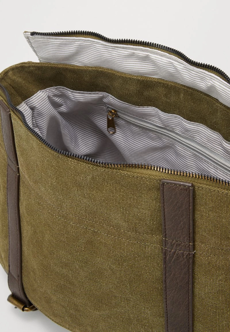 Pier One Hombre Bandolera - Oliv 7 Pier One Hombre Bandolera - Oliv - Imagen 5