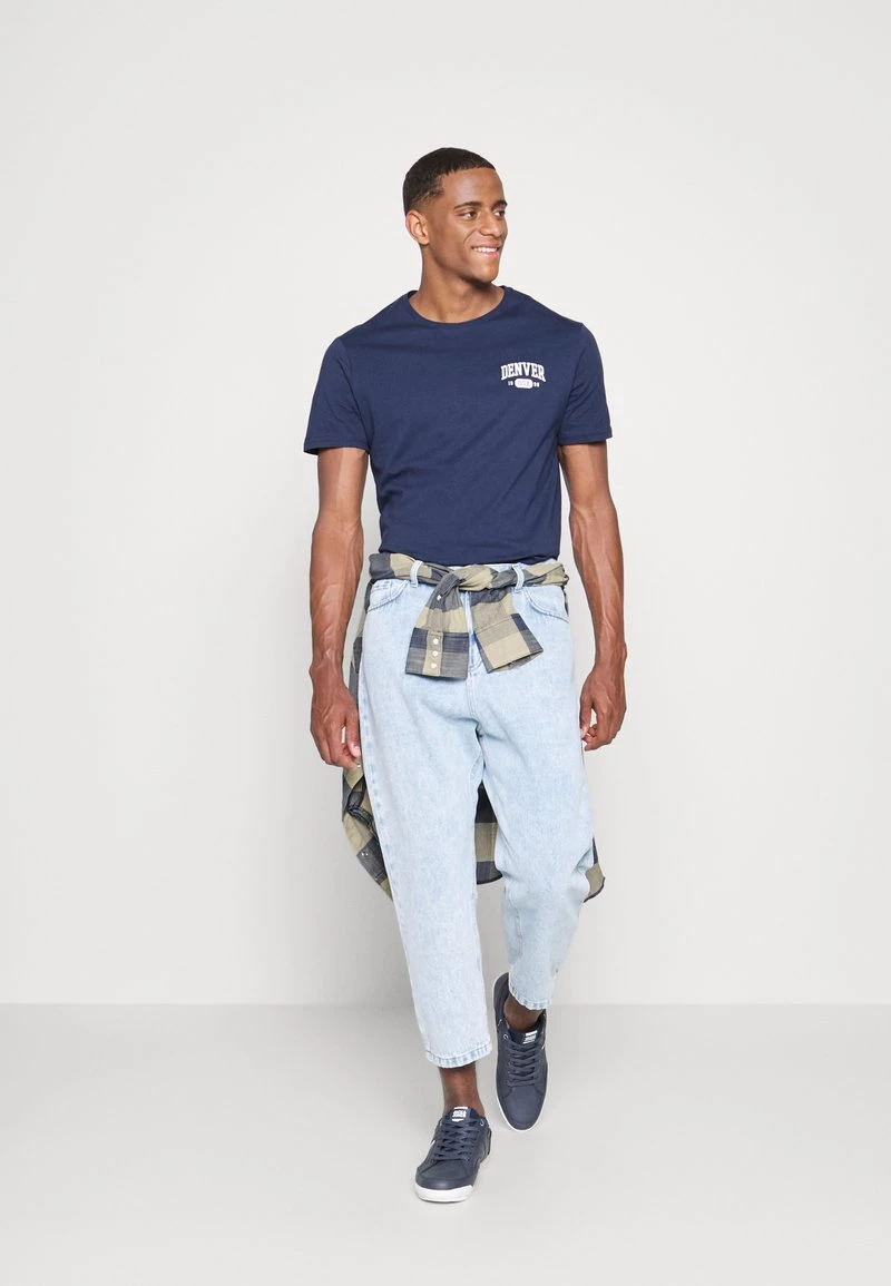 Pier One Hombre GRAPHIC T-SHIRT - Camiseta Estampada - Dark Blue 4 Pier One Hombre GRAPHIC T-SHIRT - Camiseta Estampada - Dark Blue - Imagen 2