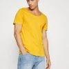Pier One Hombre Camiseta Básica - Light Yellow -Ofertas Pier One Tienda a9dac411fef649fea6c2f5b0c86dba1f
