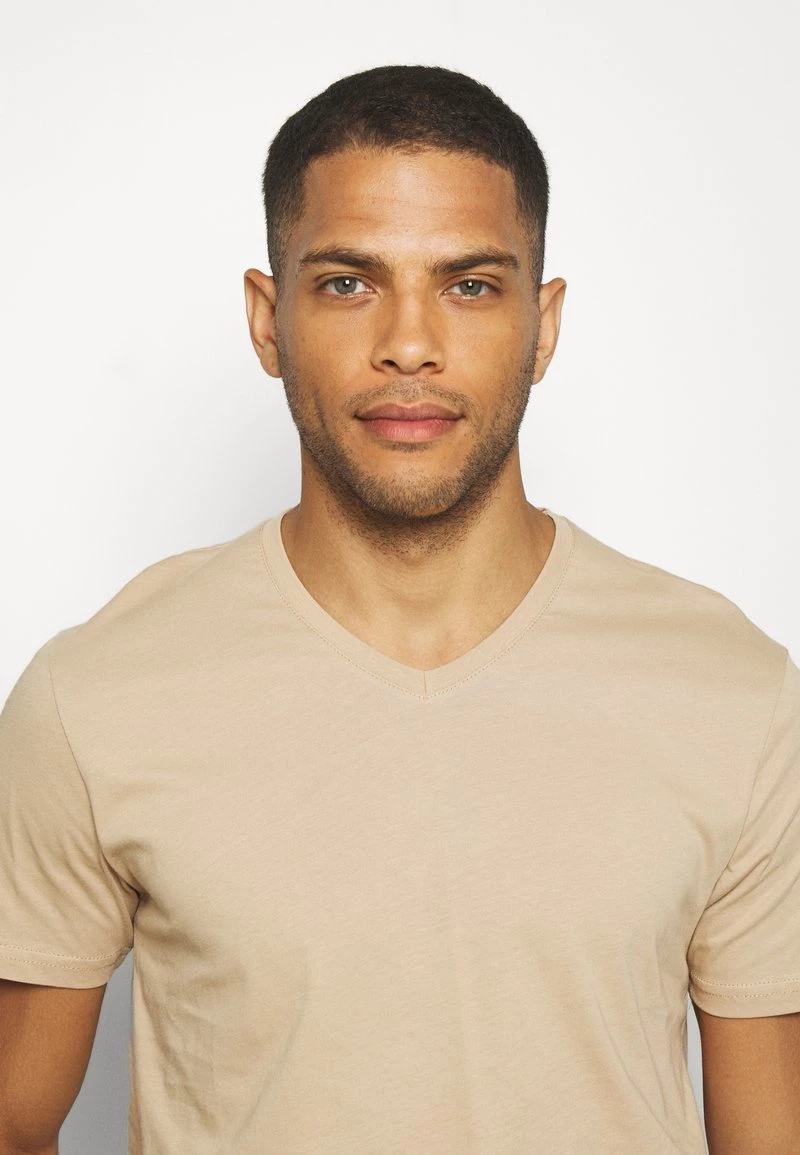 Pier One Hombre 3 PACK - Camiseta Básica - Khaki/tan/dark Blue 8 Pier One Hombre 3 PACK - Camiseta Básica - Khaki/tan/dark Blue - Imagen 6