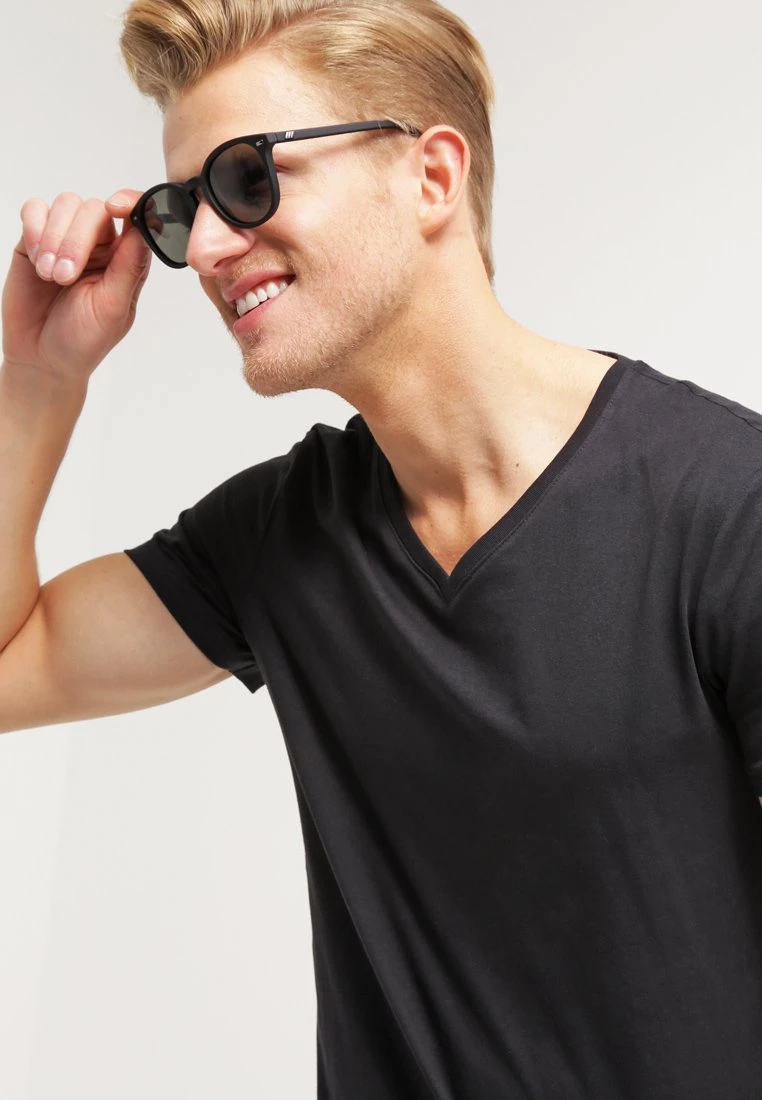 Pier One 2 PACK - Camiseta Básica - White/black, Hombre 6 Pier One 2 PACK - Camiseta Básica - White/black, Hombre - Imagen 4