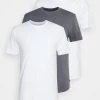 Pier One 3 PACK - Camiseta Básica - White/dark Grey, Hombre 2 Pier One 3 PACK - Camiseta Básica - White/dark Grey, Hombre -Ofertas Pier One Tienda e744a25b2abd44b0ad758990ed44df0f